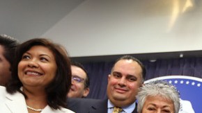 El gobernador Jerry Brown (sentado) el mes pasado en Los  Ángeles, donde firmó la reforma al sistema de pensiones estatales.