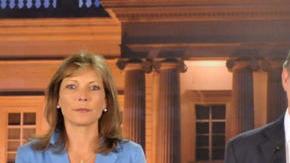 Juan Manuel Santos (c), junto a su esposa, María Clemencia de Santos (i), y su médico personal, Felipe Gómez (d), hablaba ayer en rueda de prensa sobre su enfermedad.