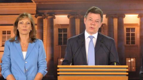 Juan Manuel Santos (c), junto a su esposa, María Clemencia de Santos (i), y su médico personal, Felipe Gómez (d), hablaba ayer en rueda de prensa sobre su enfermedad.