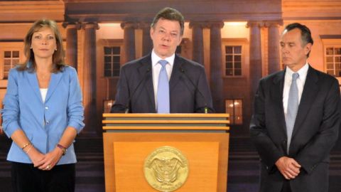 Juan Manuel Santos (c), junto a su esposa, María Clemencia de Santos (i), y su médico personal, Felipe Gómez (d), hablaba ayer en rueda de prensa sobre su enfermedad.