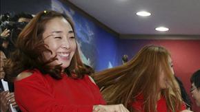 La candidata del partido Saenuri para las elecciones presidenciales, bailando la semana pasada el 'Gangnam Style'.