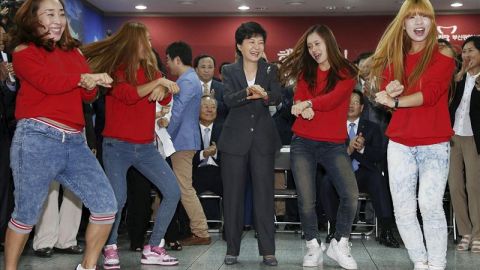 La candidata del partido Saenuri para las elecciones presidenciales, bailando la semana pasada el 'Gangnam Style'.
