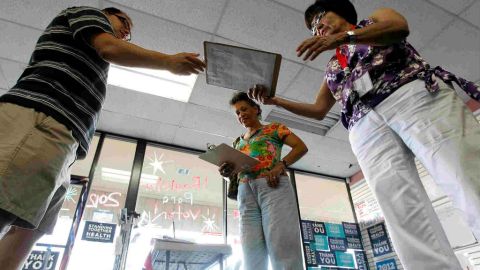 Los latinos votan menos que sus contrapartes anglosajones y afroamericanos, dice reporte del Pew Hispanic Center.