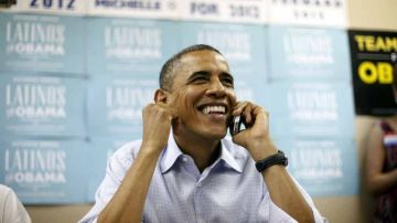 El Presidente Barack Obama llama a sus simpatizantes durante una visita a su oficina de campaña en Henderson, Nevada el 1o. de octubre de 2012.