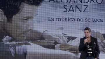 Alejandro Sanz durante la presentación en Madrid de su último disco, titulado "La música no se toca".