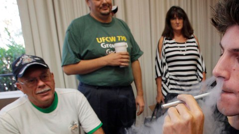 Michael Oliveri, fuma marihuana con fines médicos durante una conferencia de prensa en favor de los dispensarios.