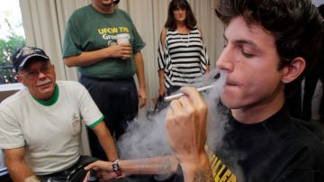 Michael Oliveri, fuma marihuana con fines médicos durante una conferencia de prensa en favor de los dispensarios.