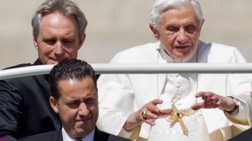 El Papa, en un acto con su entonces mayordomo (al frente) y su secretario personal en mayo pasado.