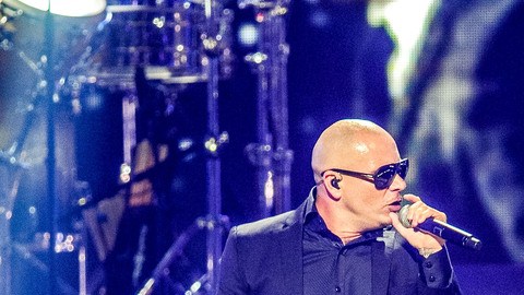 Pitbull en una reciente actuación en Las Vegas.