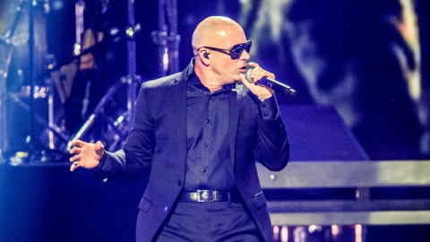 Pitbull en una reciente actuación en Las Vegas.