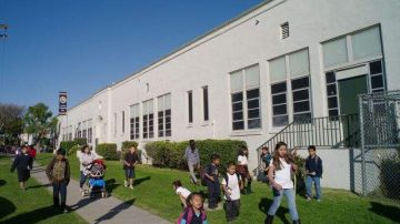 Estudiantes en las afueras de la escuela William Kelso Elementary, que es parte del Distrito Escolar Unificado de Inglewood.