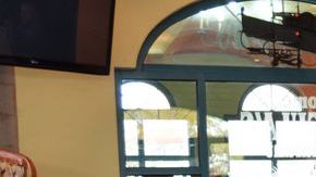 El alcalde Rahm Emanuel se reunió con residentes y empresarios hispanos en el restaurante Cocula, en el suroeste de Chicago.