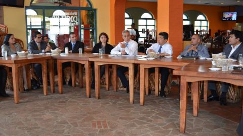 El alcalde Rahm Emanuel se reunió con residentes y empresarios hispanos en el restaurante Cocula, en el suroeste de Chicago.