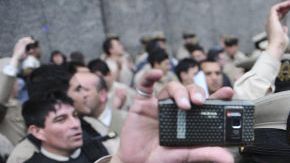 Miembros de la Prefectura Naval Argentina, organismo responsable de la seguridad en el mar y las vías navegables, realizan una insólita movilización frente a la sede del organismo.