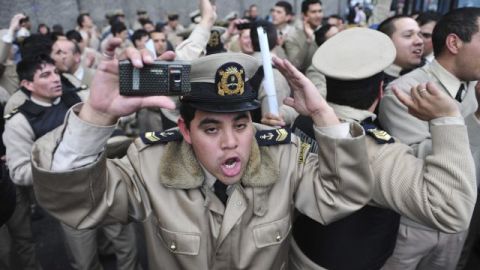 Miembros de la Prefectura Naval Argentina, organismo responsable de la seguridad en el mar y las vías navegables, realizan una insólita movilización frente a la sede del organismo.