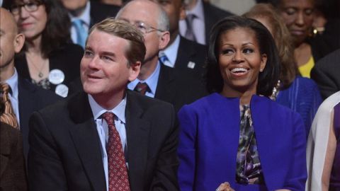 La primera dama, Michelle Obama (d), sonríe previo al primer debate presidencial entre Barack Obama y Mitt Romney.