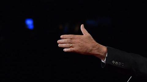 El candidato republicano, Mitt Romney, habla durante el primer debate presidencial con el presidente de EE.UU.