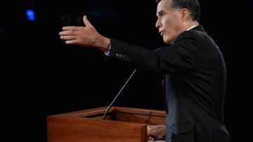 El candidato republicano, Mitt Romney, habla durante el primer debate presidencial con el presidente de EE.UU.