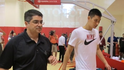 La línea se crearía con Nike Inc., que auspicia a Lin y viste a los equipos de fútbol y básquetbol de la universidad, que tiene sede en Cambridge, Massachusetts.