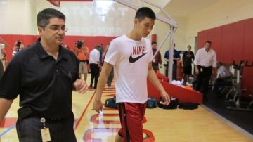 La línea se crearía con Nike Inc., que auspicia a Lin y viste a los equipos de fútbol y básquetbol de la universidad, que tiene sede en Cambridge, Massachusetts.
