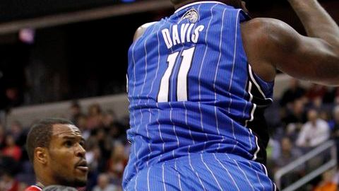 Los jugadores que exageren caídas en la NBA, serán multados.