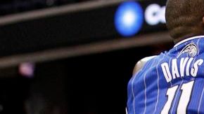 Los jugadores que exageren caídas en la NBA, serán multados.