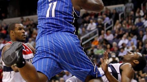 Los jugadores que exageren caídas en la NBA, serán multados.