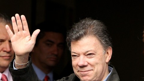 El presidente de Colombia, Juan Manuel Santos, saluda a su ingreso en el hospital de la Fundación Santa Fe de Bogotá, ayer.