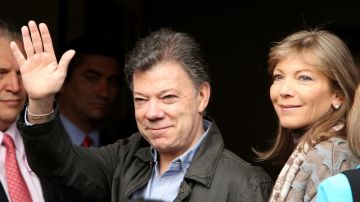 El presidente de Colombia, Juan Manuel Santos, saluda a su ingreso en el hospital de la Fundación Santa Fe de Bogotá, ayer.