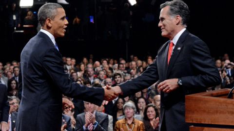 El presidente Barack Obama saluda al candidato republicano Mitt Romney en la Universidad de Denver, luego del primer debate.