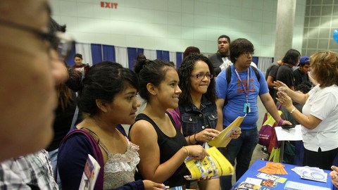 Una gran cantidad de estudiantes de secundaria asistieron al  Centro de Convenciones de Los Ángeles para informarse de la mejor manera de poder obtener ayuda para asistir a una universidad.