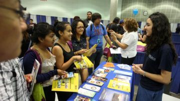 Una gran cantidad de estudiantes de secundaria asistieron al  Centro de Convenciones de Los Ángeles para informarse de la mejor manera de poder obtener ayuda para asistir a una universidad.