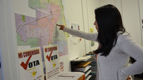 Voluntarios del Proyecto Resurrección buscan registrar votantes, tanto del vecindario de Pilsen como del Barrio de Las Empacadoras.