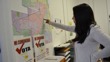 Voluntarios del Proyecto Resurrección  buscan registrar votantes, tanto del vecindario de Pilsen como del Barrio de Las Empacadoras.