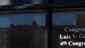 Un grupo de alrededor de 15 personas visitó la oficina del congresista Luis Gutiérrez (D-IL) en Chicago.