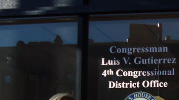 Un grupo de alrededor de 15 personas visitó la oficina del congresista Luis Gutiérrez (D-IL) en Chicago.