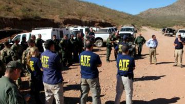 Agentes federales arrestaron a dos hombres que podrían estar ligados con un ataque a tiros esta semana en la frontera mexicana con Arizona y que provocó la muerte de un agente de la Patrulla Fronteriza estadounidense.