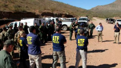 Agentes federales arrestaron a dos hombres que podrían estar ligados con un ataque a tiros esta semana en la frontera mexicana con Arizona y que provocó la muerte de un agente de la Patrulla Fronteriza estadounidense.