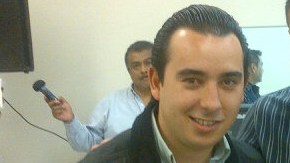 En la imagen se ve a José Eduardo Moreira Rodríguez con el boxeador Marco Antonio "Veneno" Rubio.