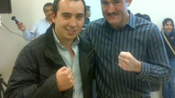 En la imagen se ve a José Eduardo Moreira Rodríguez con el boxeador Marco Antonio "Veneno" Rubio.