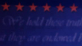 El Presidente Barack Obama saluda a los asistentes antes del inicio del debate presidencial en la Universidad de Denver el miércoles 3 de octubre.