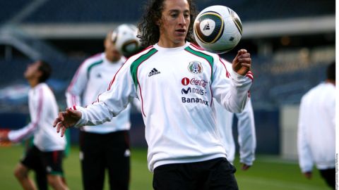 Andrés Guardado podría regresar al cuadro titular del Valencia para su juego contra el Levante.