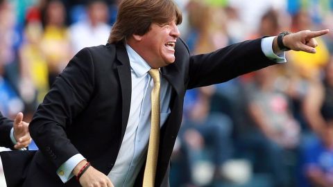 El "Piojo" Herrera señala el camino en el Clásico ante Chivas.