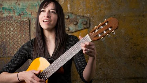 Diana Gameros necesita el apoyo de la comunidad para grabar su primer disco.
