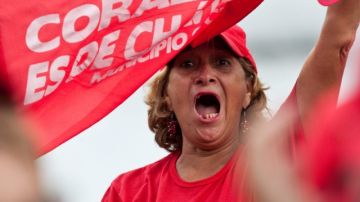 Una simpatizante  de Hugo Chávez al cierre de campaña, ayer.