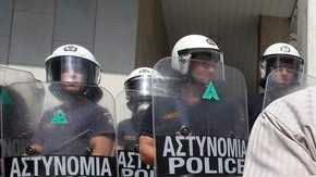 Un trabajador de los astilleros Skaramangas se tapa la cara tras ser rociado con gas lacrimógeno durante una protesta de ayer.