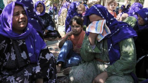 Varios se lamentaban ayer tras sepultar a una víctima del ataque artillero sirio en Akçakale, Turquía.
