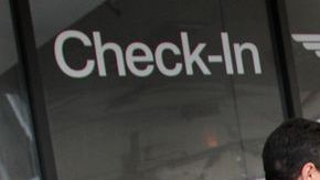 En la imagen, pasajeros que pasan la línea de revisión del Aeropuerto Internacional de Los Ángeles.