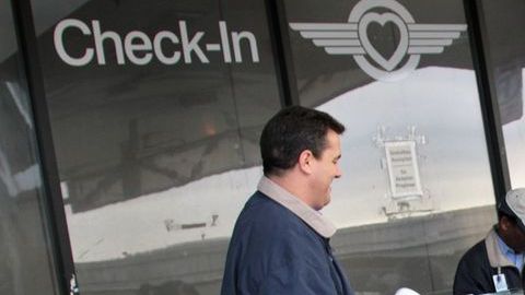 En la imagen, pasajeros que pasan la línea de revisión del Aeropuerto Internacional de Los Ángeles.