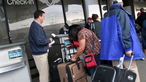 En la imagen, pasajeros que pasan la línea de revisión del Aeropuerto Internacional de Los Ángeles.
